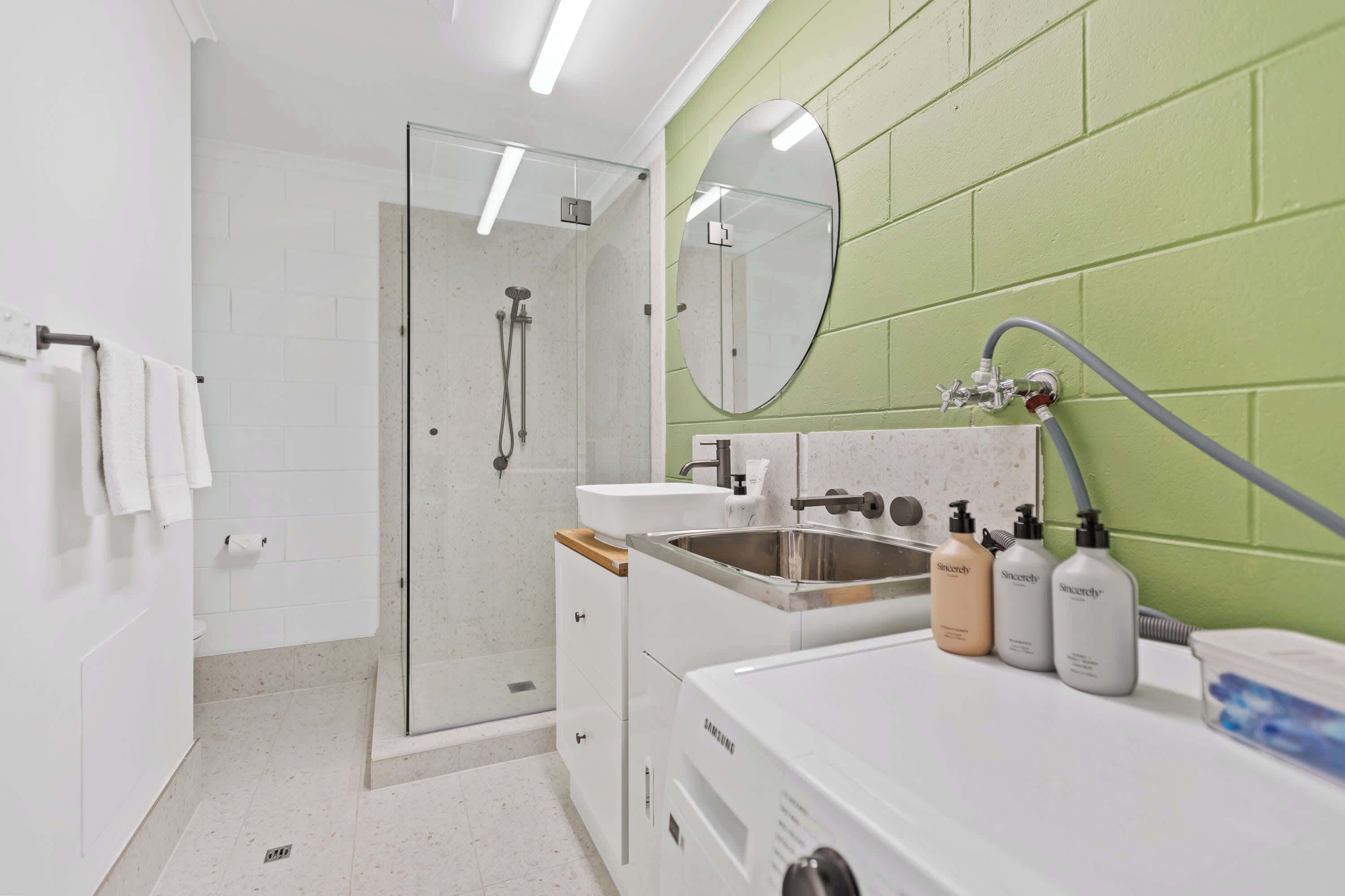 シャワー、ヘアドライヤー、タオル