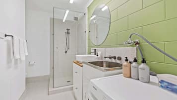 Bruser, hårtørrer, håndklæder