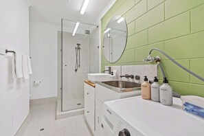 Shower, hair dryer, towels - Botanica Studio Edge Hill (Edge Hill)