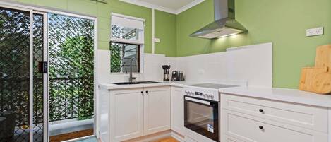 Réfrigérateur, four, plaque de cuisson, cafetière/bouilloire