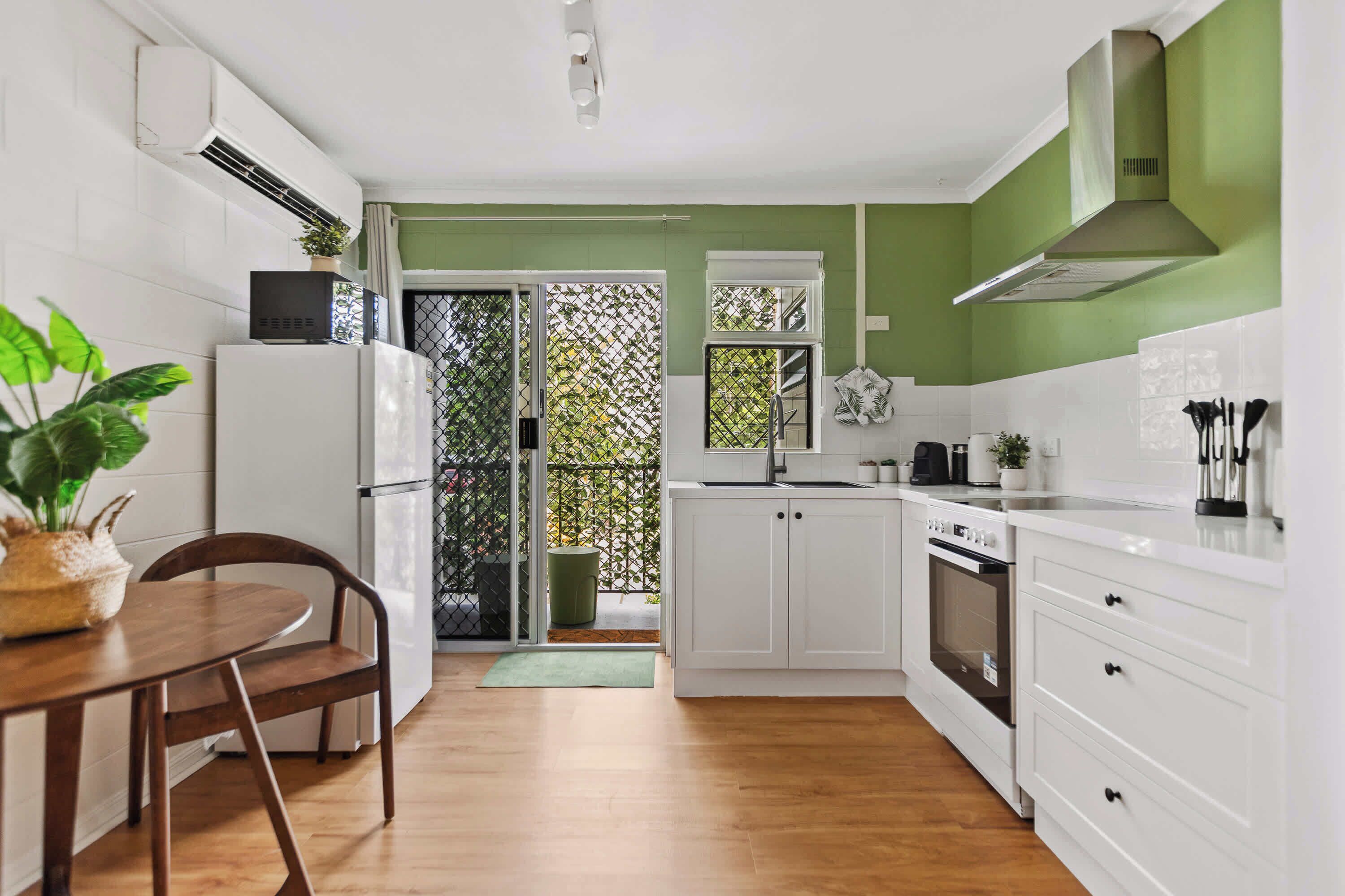 冷蔵庫、オーブン、コンロ、コーヒー / ティーメーカー