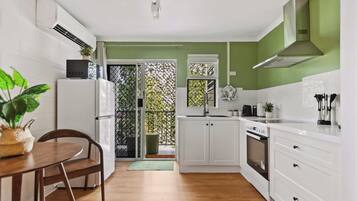 Geladeira, fogão, cooktop, cafeteira/chaleira