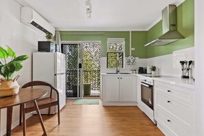 Kühlschrank, Ofen, Herdplatte, Wasserkocher mit Kaffee-/Teezubehör