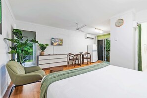 1 bedroom, iron/ironing board, WiFi, bed sheets - Botanica Studio Edge Hill (Edge Hill)