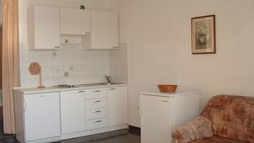 Apartment (A2) | Eigene Küche | Kühlschrank, Mikrowelle, Herdplatte, Espressomaschine