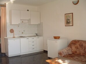 Apartment (A2) | Private kitchen | Fridge, microwave, stovetop, espresso maker - Apartments Tonka (Marina)