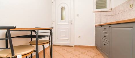 Studio (A2) | Dining