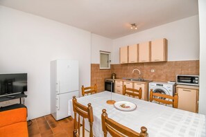 Apartamento (A1) | Cozinha privada | Geladeira, micro-ondas, cooktop, máquina de café expresso