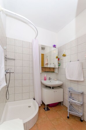 Apartment (A3) | Bathroom | Shower, towels - Apartments Josip (Jelsa)