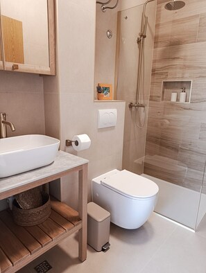 Apartment (A5) | Badezimmer | Dusche, Handtücher