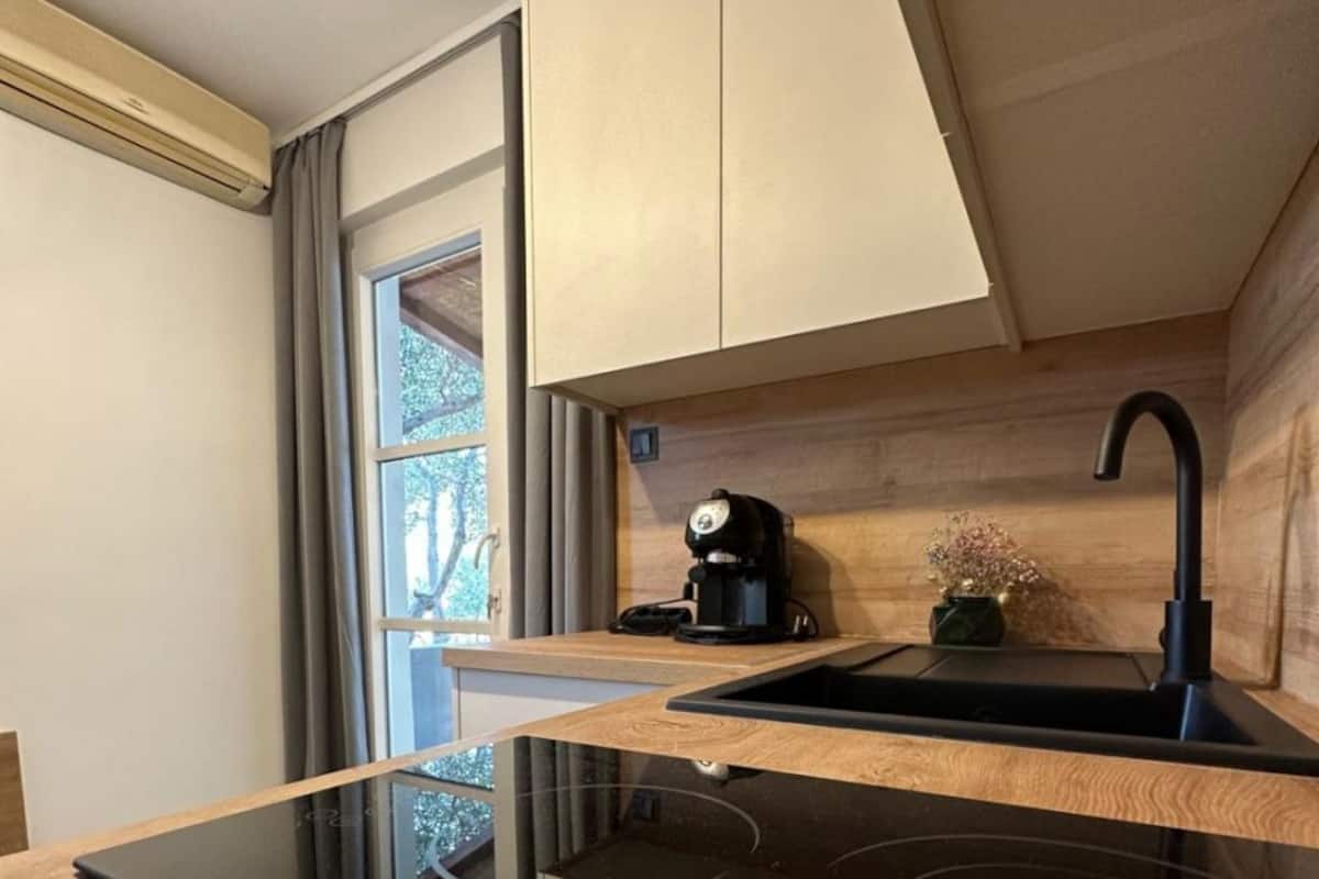 スタジオ (A2) | 専用キッチン | 冷蔵庫、コンロ、エスプレッソマシン、調理器具と食器