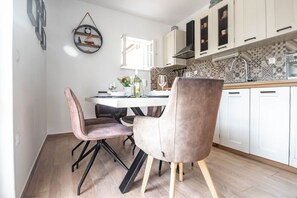 Apartamento (A1) | Cozinha privada | Geladeira, cooktop, máquina de café expresso