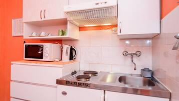 Apartment (A1) | Eigene Küche | Kühlschrank, Mikrowelle, Herdplatte, Wasserkocher