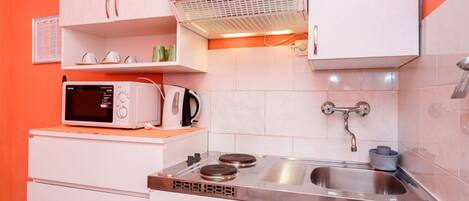 Appartement (A1) | Cuisine privée | Réfrigérateur, micro-ondes, plaque de cuisson, bouilloire électrique