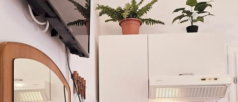 Estudio (A2) | Cocina privada | Refrigerador, microondas, parrilla de estufa y tetera eléctrica