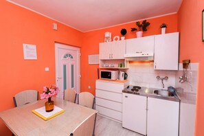 Apartment (A1) | Private kitchen | Fridge, microwave, stovetop, electric kettle - Apartments Goge (Gradac)