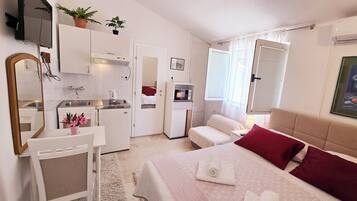 Studio (A2) | Bếp riêng | Tủ lạnh, lò vi sóng, bếp nấu, ấm điện