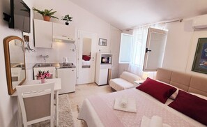 Studio (A2) | Private kitchen | Fridge, microwave, stovetop, electric kettle - Apartments Goge (Gradac)