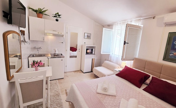 Studio (A2) | Private kitchen | Fridge, microwave, stovetop, electric kettle