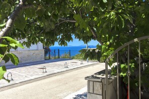 Free self-parking - Apartments Vinko (Primosten)