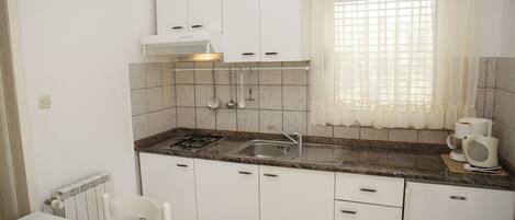 Leilighet (A2) | Eget kjøkken | Kjøleskap, kokeplater, espressomaskin og kjøkkenutstyr