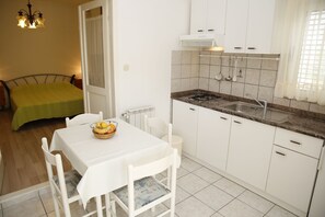 Apartment (A2) | Private kitchen | Fridge, stovetop, espresso maker, cookware/dishes/utensils - Apartments Araz (Vodice)