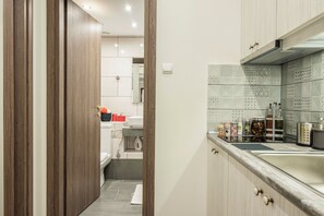 Refrigerador, microondas, cafetera y tetera y tetera eléctrica 