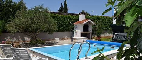 Piscine extérieure, chaises longues