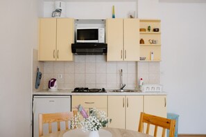 Apartment (A2) | Private kitchen - Apartments Petri (Tisno)