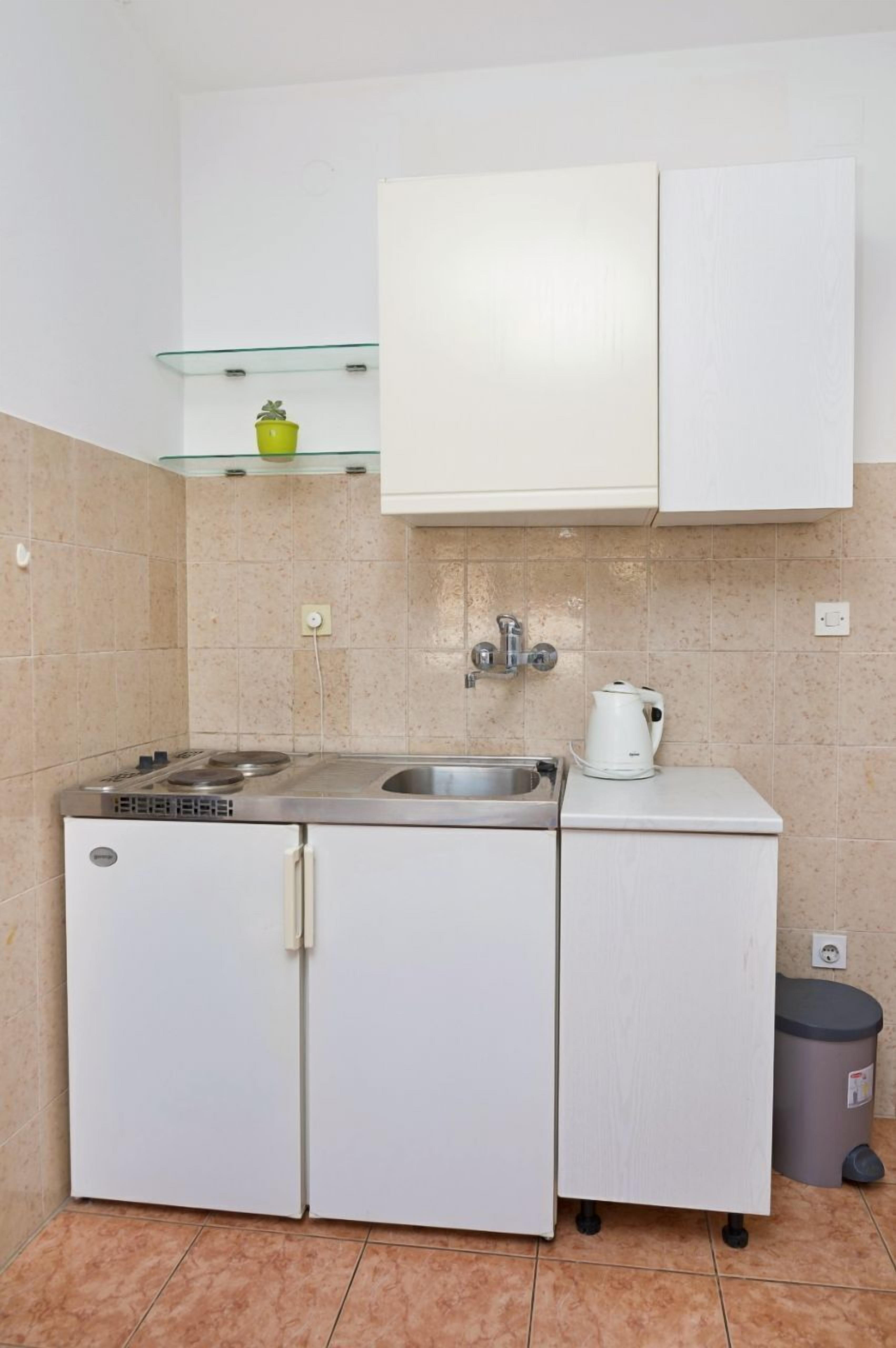 Apartment (A1) | Private kitchen | Fridge, stovetop, espresso maker, cookware/dishes/utensils