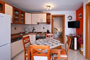 Apartment (A4) | Private kitchen | Fridge, oven, stovetop, cookware/dishes/utensils - Apartment Mihovilovic (Split)