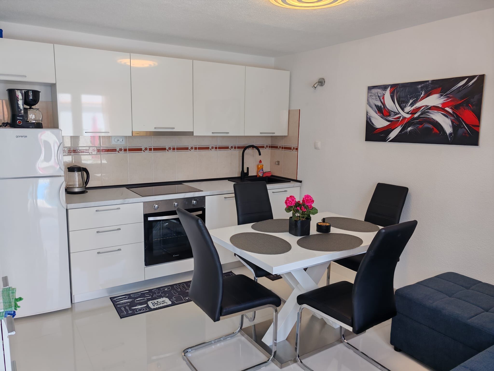 شقة (A1) | مطبخ خاص | ثلاجة، فرن، موقد طهي مسطح، مستلزمات طهي/أطباق/أوعية