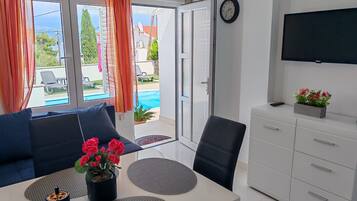 Apartment (A1) | Private kitchen | Fridge, oven, stovetop, dishwasher