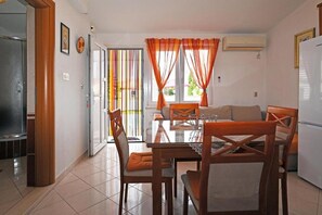 Apartemen (A4) | Tempat makan