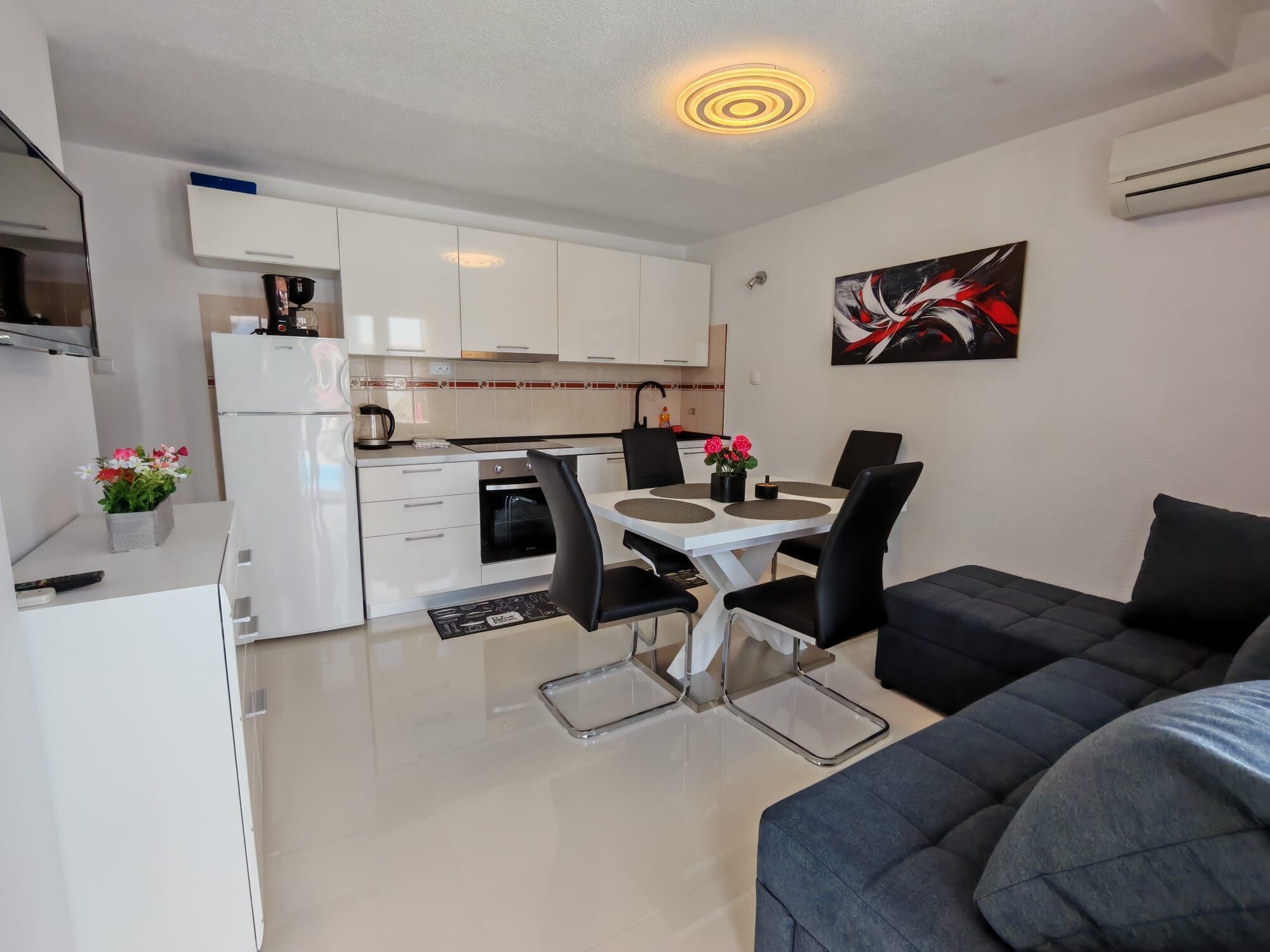 Apartment (A1) | Private kitchen | Fridge, oven, stovetop, cookware/dishes/utensils