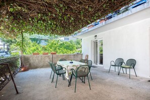 Outdoor dining - Apartment Bogomir (Podgora)