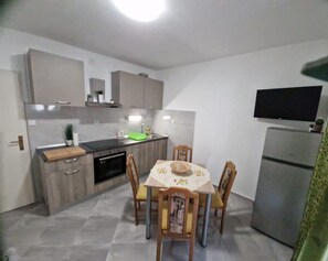 อพาร์ทเมนท์ (A1) | ครัวส่วนตัว | ตู้เย็น, เตาอบ, เตาประกอบอาหาร, เครื่องชงกาแฟเอสเปรสโซ