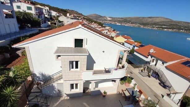 Un bâtiment moderne doté d’un toit plat, d’un balcon et offrant une vue sur la côte.