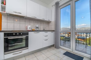 Apartment (A4) | Private kitchen | Fridge, microwave, oven, stovetop - Apartment Mara (Okrug)