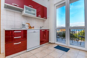 Fridge, microwave, oven, stovetop - Apartment Mara (Okrug)
