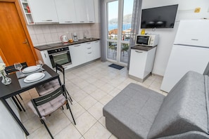 Fridge, microwave, oven, stovetop - Apartment Mara (Okrug)