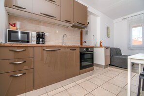 Apartamento (A2) | Cozinha privada | Geladeira, micro-ondas, fogão, cooktop