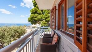 A balcony with wicker furniture and a view of the sea. - Apartment Ante M (Brela)