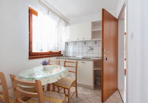 Apartment (A1) | Private kitchen | Fridge, stovetop, cookware/dishes/utensils - Apartment Ante M (Brela)