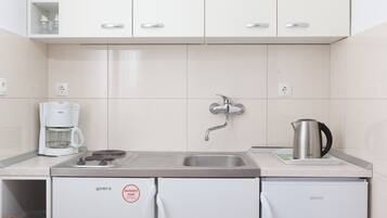 Apartment (A2) | Eigene Küche | Kühlschrank, Herdplatte, Kochgeschirr/Geschirr/Besteck