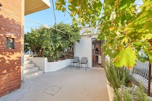 Courtyard - Apartment Ivanka (Trogir)