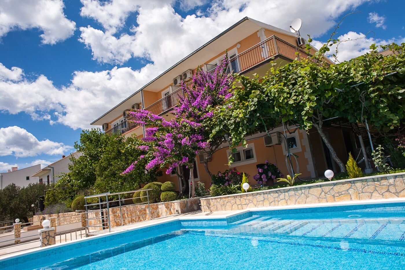 Una piscina al aire libre
