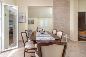 Apartment (A1) | Tempat makan