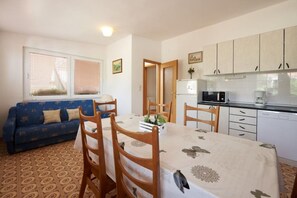 Apartment (A5) | Eigene Küche | Kühlschrank, Espressomaschine, Kochgeschirr/Geschirr/Besteck