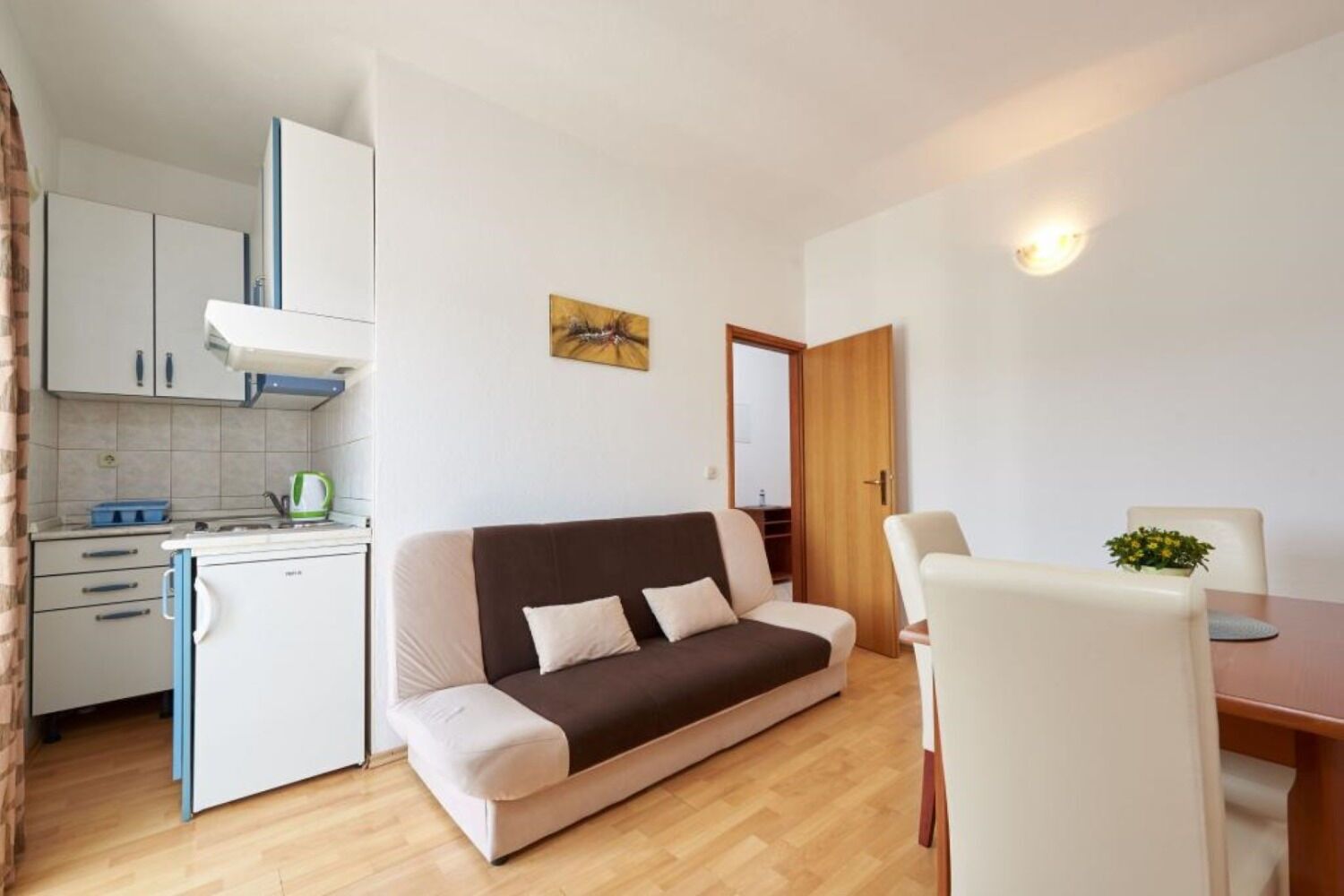 Appartement (A3) | Privékeuken | Een koelkast, een espressoapparaat, kookgerei, borden en bestek